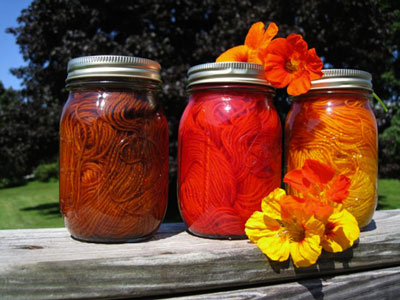 Comment faire tremper des écheveaux de fil au soleil