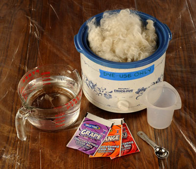 Teinture des fibres avec Kool-Aid dans une mijoteuse