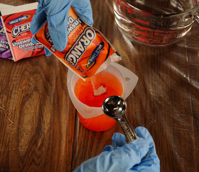 Teinture des fibres avec Kool-Aid dans une mijoteuse