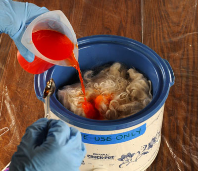 Teinture des fibres avec Kool-Aid dans une mijoteuse