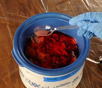 Teinture des fibres avec Kool-Aid dans une mijoteuse