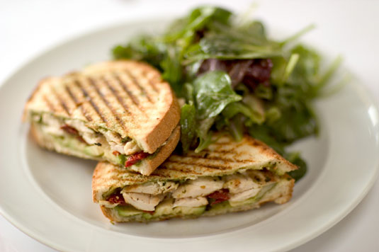 Recette de régime méditerranéen : Panini au poulet grillé et aux poivrons rôtis