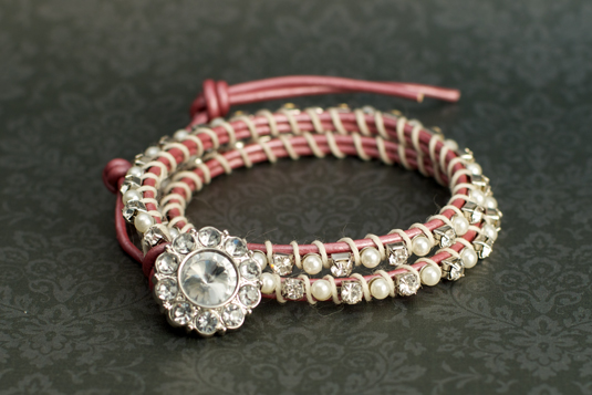 Comment faire un bracelet en strass et en cuir