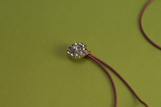 Comment faire un bracelet en strass et en cuir