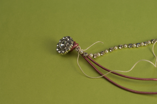 Comment faire un bracelet en strass et en cuir