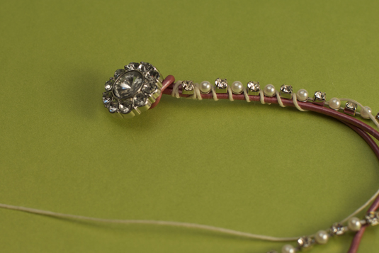 Comment faire un bracelet en strass et en cuir