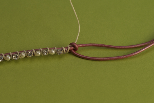 Comment faire un bracelet en strass et en cuir