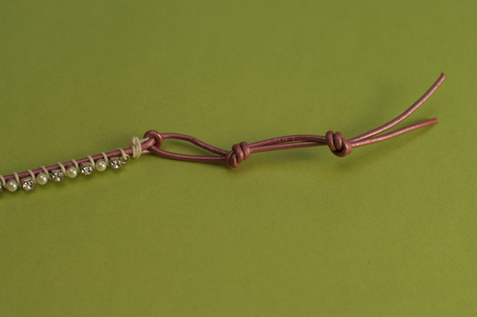 Comment faire un bracelet en strass et en cuir
