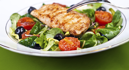 Salade d'épinards au poulet grillé à faible indice glycémique