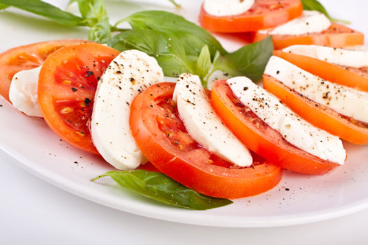 Salade de Tomates et Mozzarella, Style Capri (Insalata Caprese)