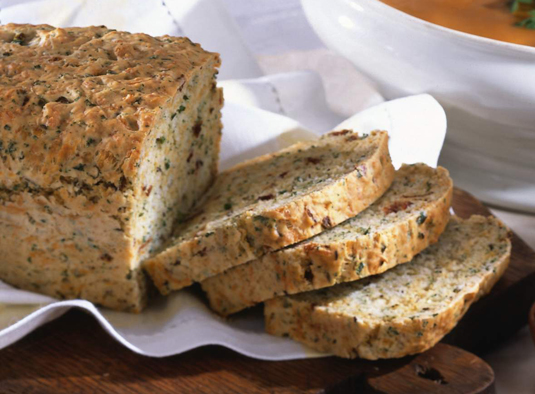 Pain à la bière avec bacon et fromage
