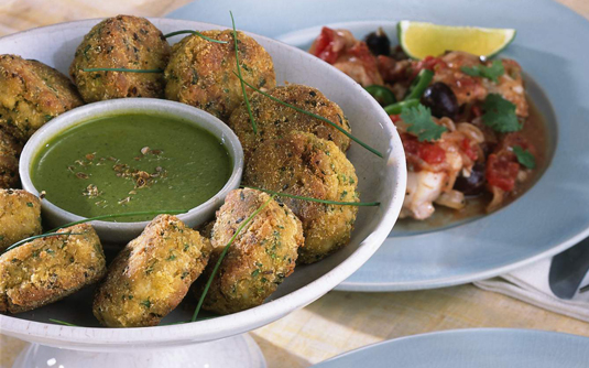 Gâteaux de crabe épicés avec sauce à la coriandre