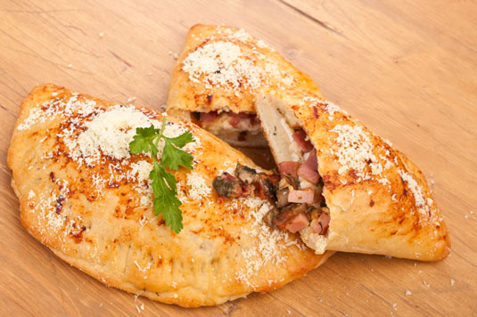 Calzone avec prosciutto, champignons et mozzarella (Calzone all'Italiana)