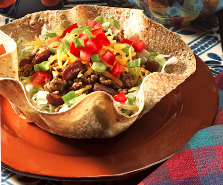 Comment faire une salade de tacos sans gluten dans des coquilles de tortilla