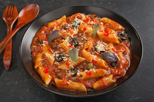Penne aux tomates, câpres, anchois et olives (Pasta alla Puttanesca)
