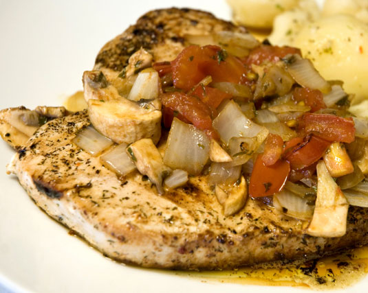 Recette mexicaine de fruits de mer : espadon grillé avec salsa de tomates fraîches et d'herbes