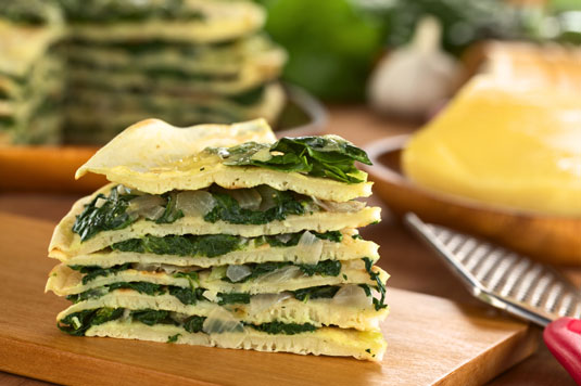 Torte aux épinards, champignons et fromage (Gâteau de crêpes à la florentine)