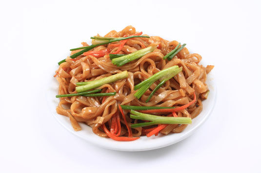 Nouilles Indonésiennes aux Cacahuètes et Légumes