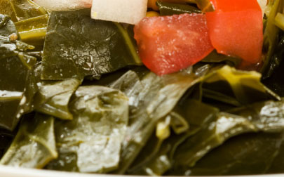 Recette de légumes verts avec graines de moutarde, oignons et tomates