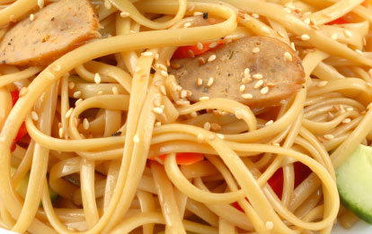 Nouilles froides épicées à l'huile de sésame et aux légumes