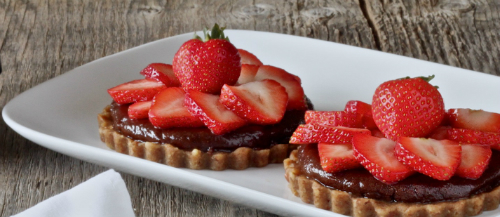 Recette de la tarte au chocolat et aux noisettes avec des fraises