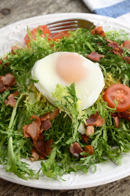 Salade de chicorée frisée et œufs pochés avec vinaigrette au bacon (Salade Frise aux Lardons)