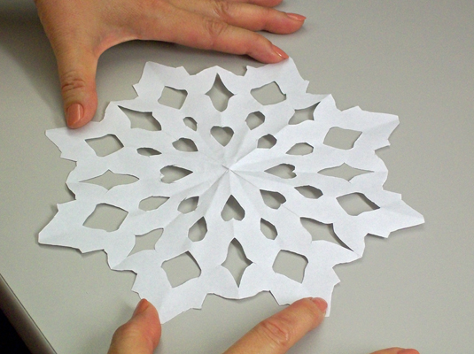 Comment faire un flocon de neige en papier à huit pointes