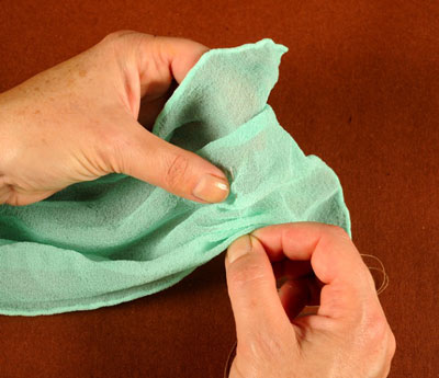 Teindre des foulards en soie en utilisant la méthode Stitch and Gather