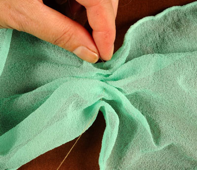 Teindre des foulards en soie en utilisant la méthode Stitch and Gather